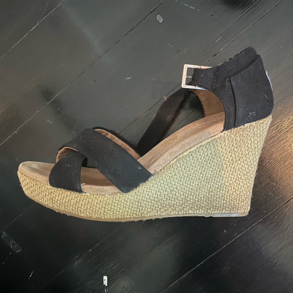 Tom’s women’s wedge heel size 9 black strap buckle “hemp” heel